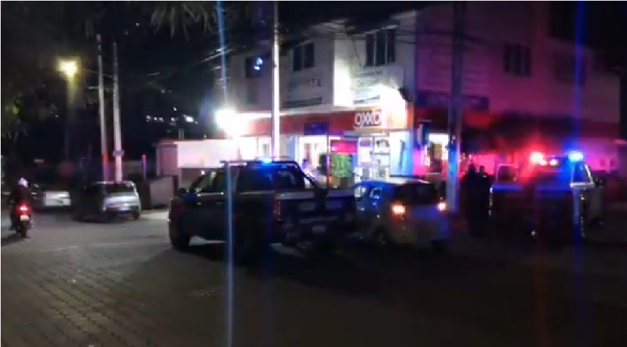 Violento asalto a un Oxxo cometen 6 sujetos con arma de postas, en Quintas de El Marqués