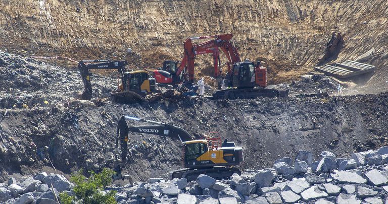 Labores de búsqueda en el vertedero de Zaldibar, este miércoles.