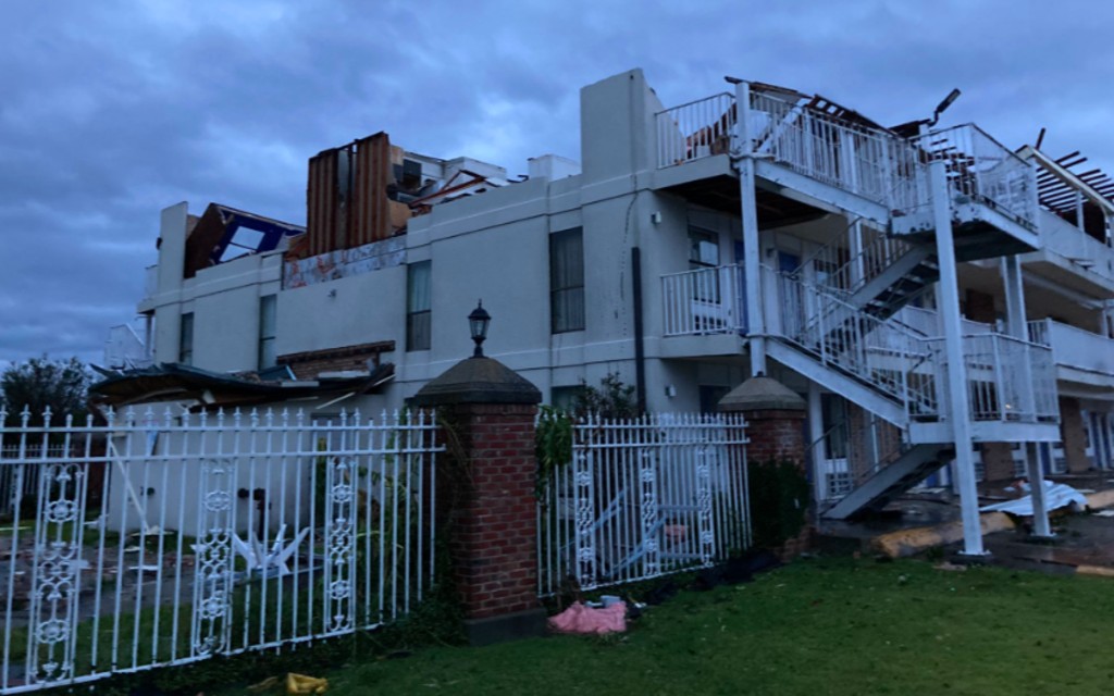 ‘Laura’ azota con gran intensidad la costa de Luisiana y comienza a debilitarse | Video