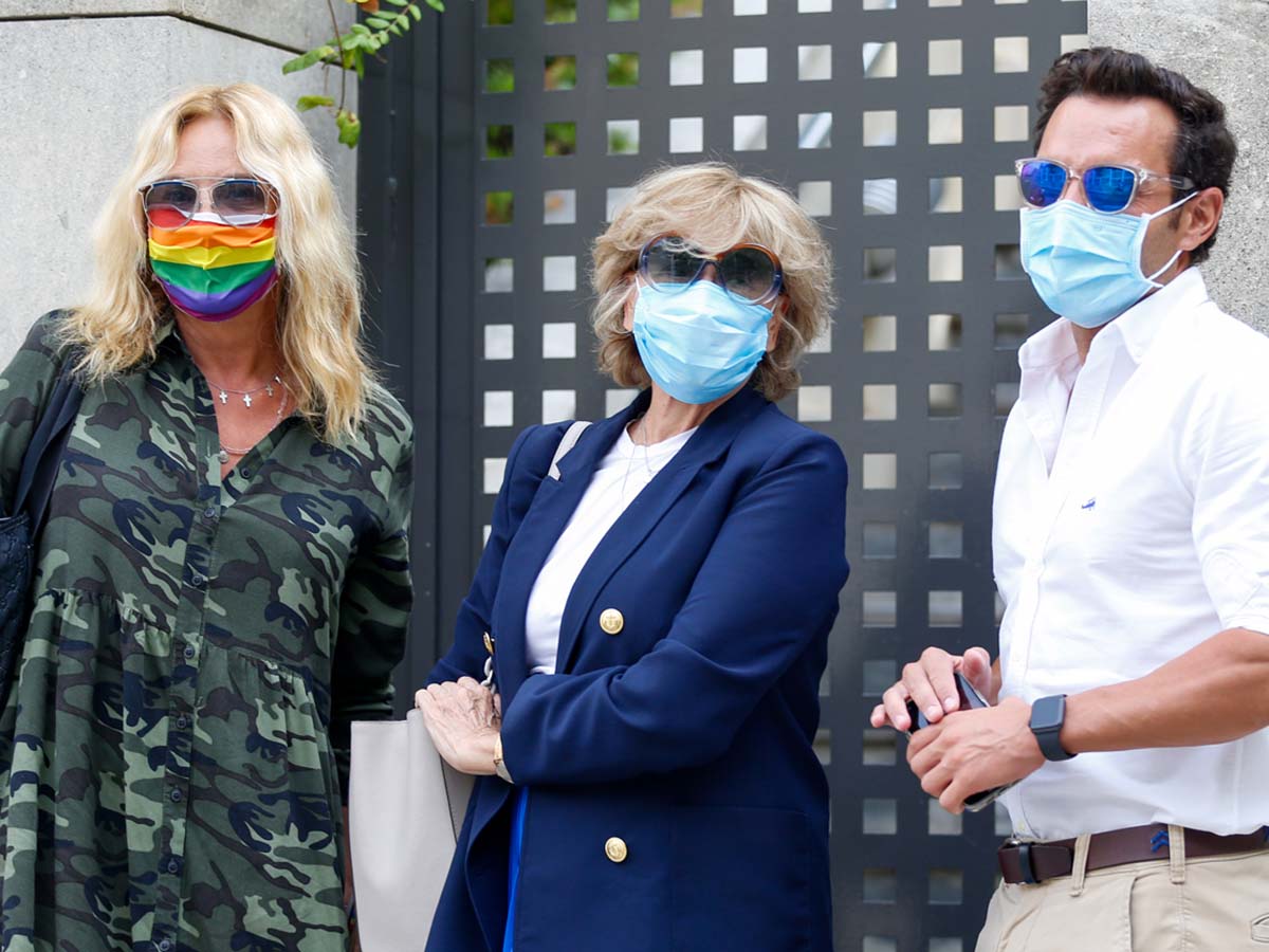 Belén Rodríguez y Antonio Rossi acompañaron a la colaboradora hasta la misma puerta de su casa, donde se despidieron calurosamente de ella / GTRES