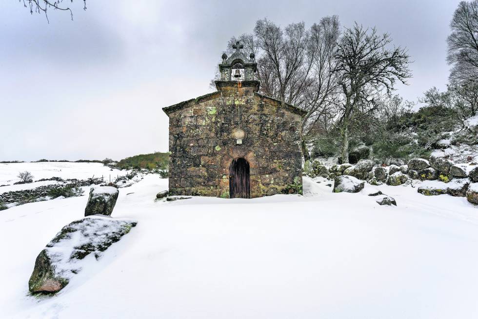 Iglesia de la aldea de Piornedo, en la sierra de Los Ancares (Lugo).