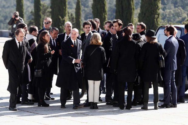Familiares de Francisco Franco en su exhumación el pasado mes de octubre