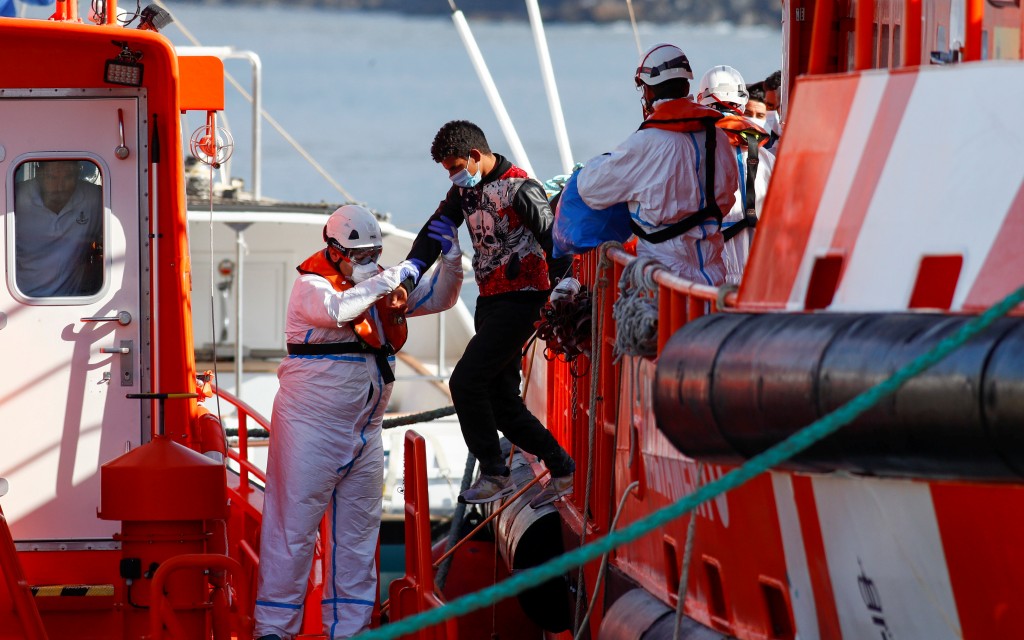 Están más de 200 migrantes varados en campamento portuario de Gran Canaria