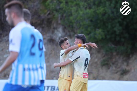 Espanyol - Málaga, partido amistoso de pretemporada. Melendo felicita a Javi Puado tras el 2-0