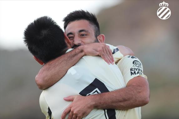 Wu  Lei celebra el 3-0  con Vargas.