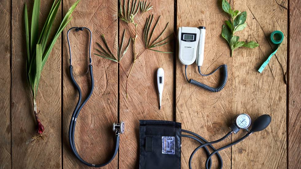 Parte del material médico junto a plantas de la selva que usa la matrona.
