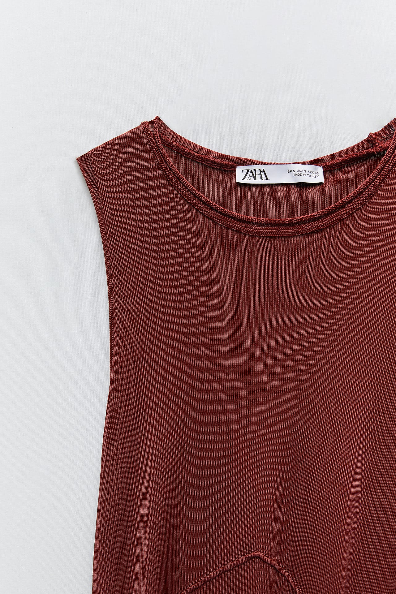 Laura Matamoros lleva el vestido de punto de Zara básico que siempre queda bien