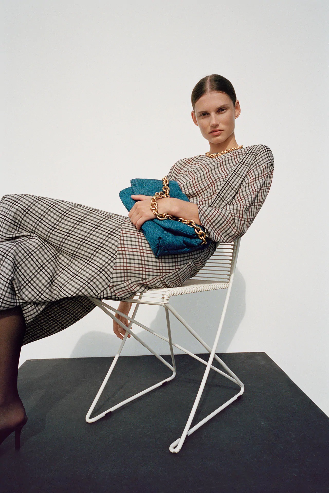 Amelia Bono lleva el vestido de cuadros de Zara asimétricos más arriesgado del otoño o te encanta o lo odias