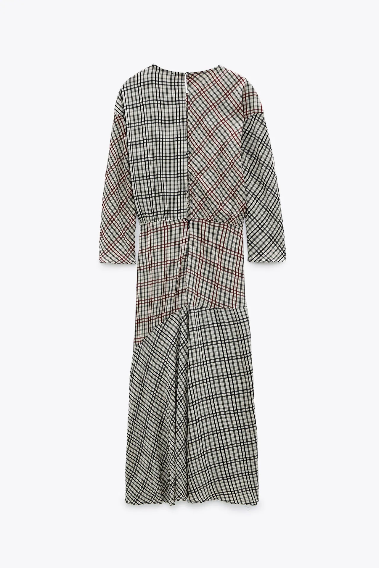 Amelia Bono lleva el vestido de cuadros de Zara asimétricos más arriesgado del otoño o te encanta o lo odias