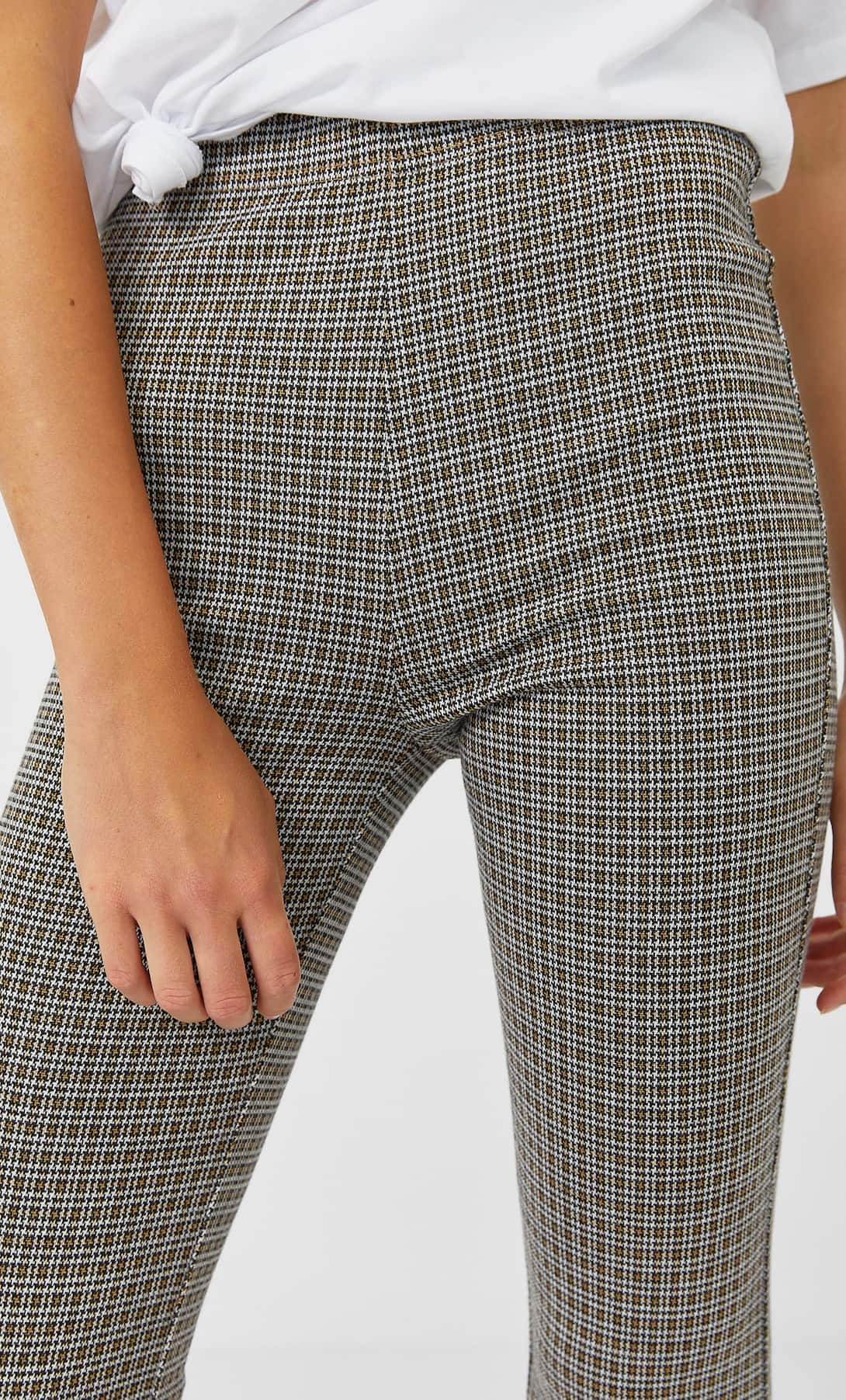 Stradivarius viaja al pasado y arrasa en ventas con estos pantalones acampanados