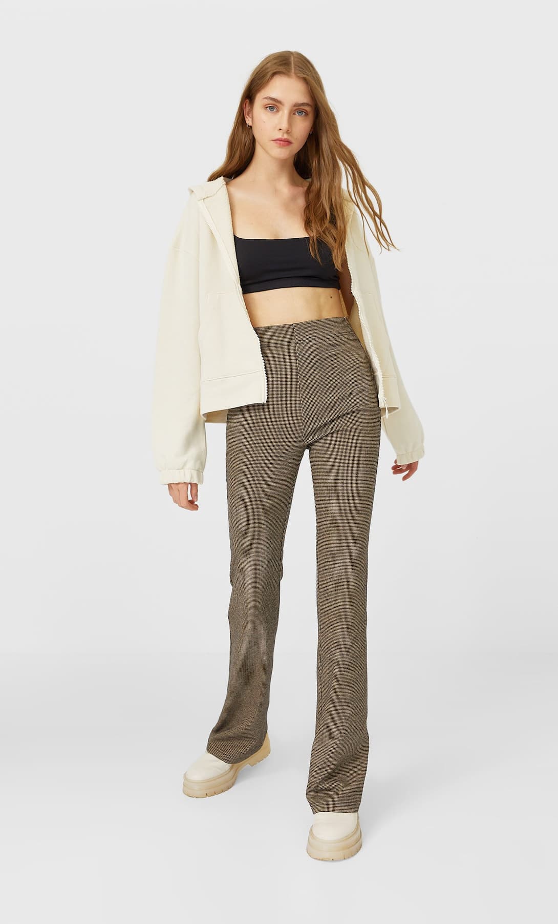 Stradivarius viaja al pasado y arrasa en ventas con estos pantalones acampanados