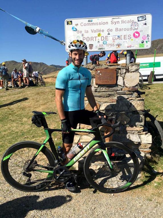 Imanol Agirretxe, exjugador de la Real Sociedad, en puertos del Tour de Francia. Port de Bales.