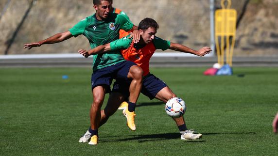 Olasagasti protege el balón ante Roberto López