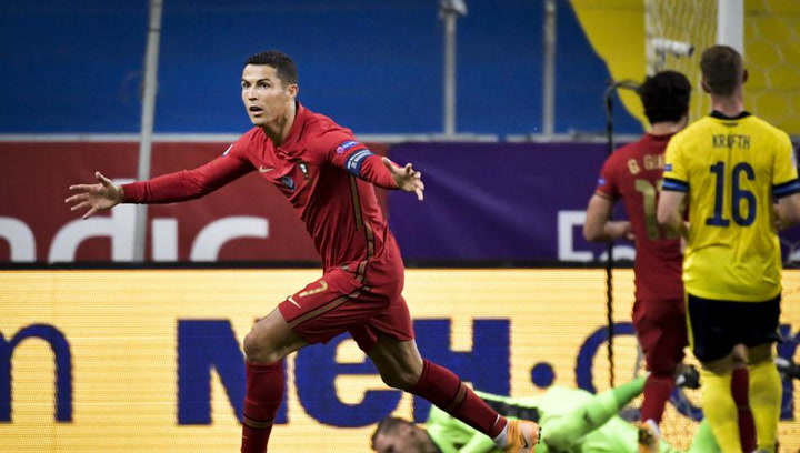 Espectacular doblete de Cristiano Ronaldo ante Suecia para superar los 100 goles con Portugal