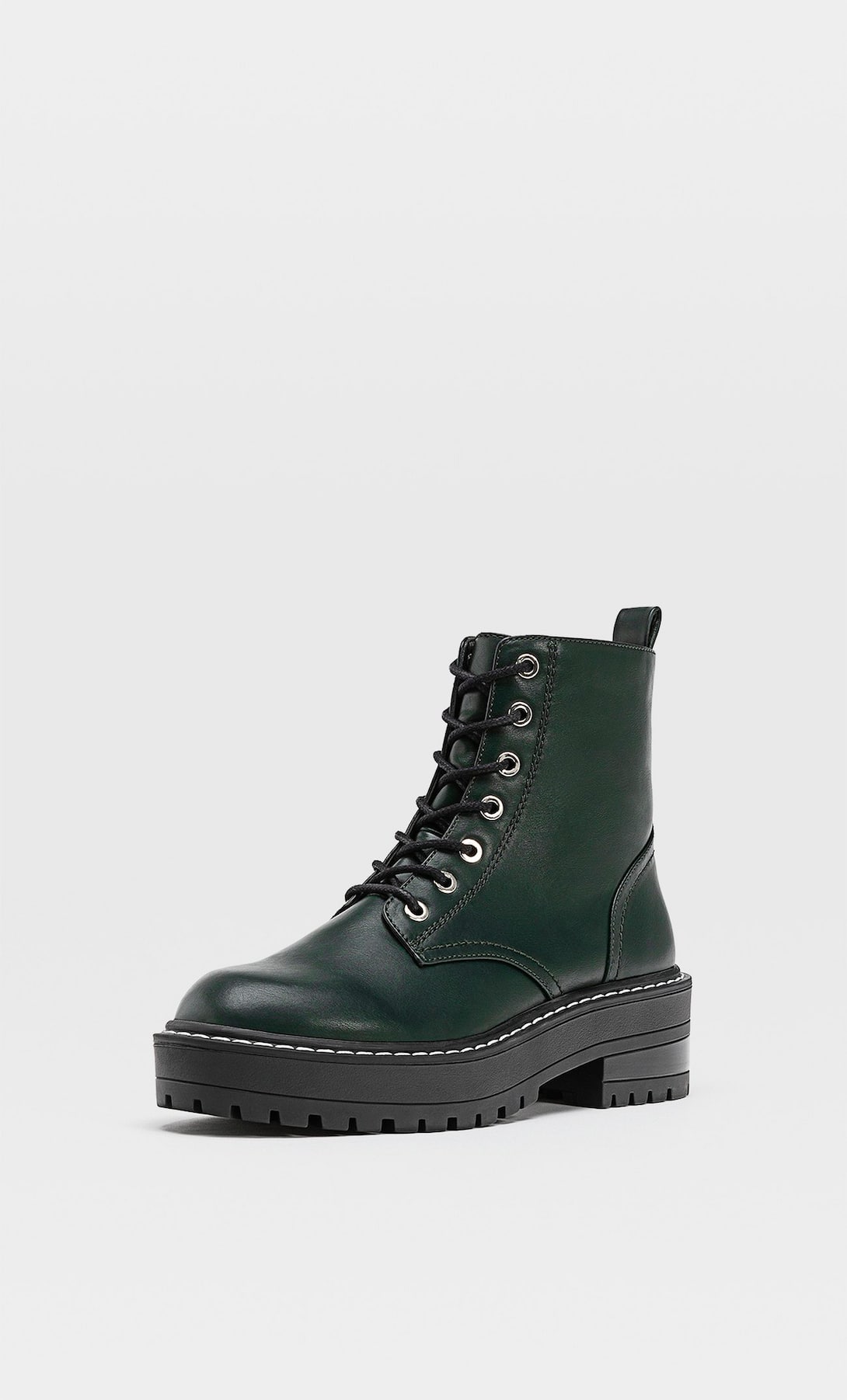 Estos son los botines militares verdes de Stradivarius que quedan bien con todo