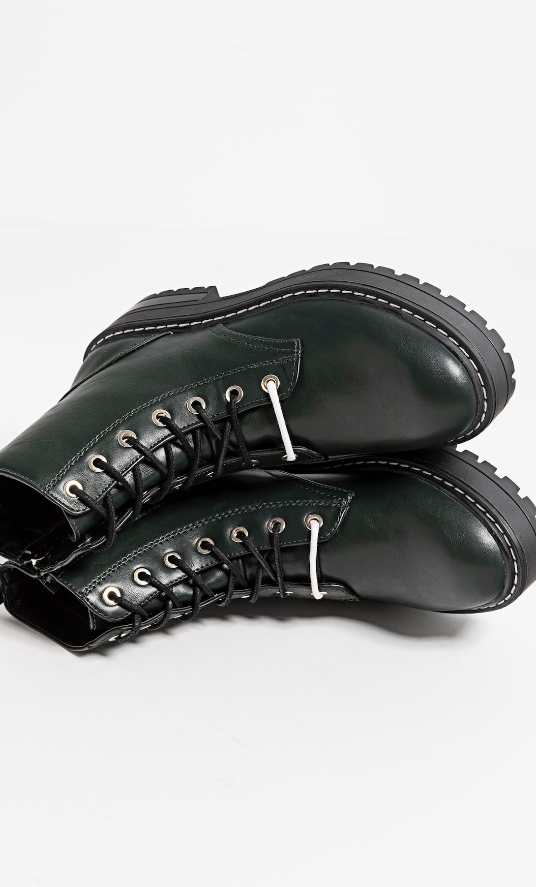 Estos son los botines militares verdes de Stradivarius que quedan bien con todo