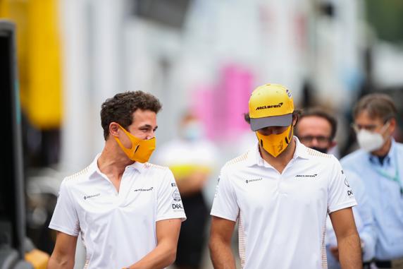 Norris Sainz, en el paddock del GP de la Toscana de F1 2020