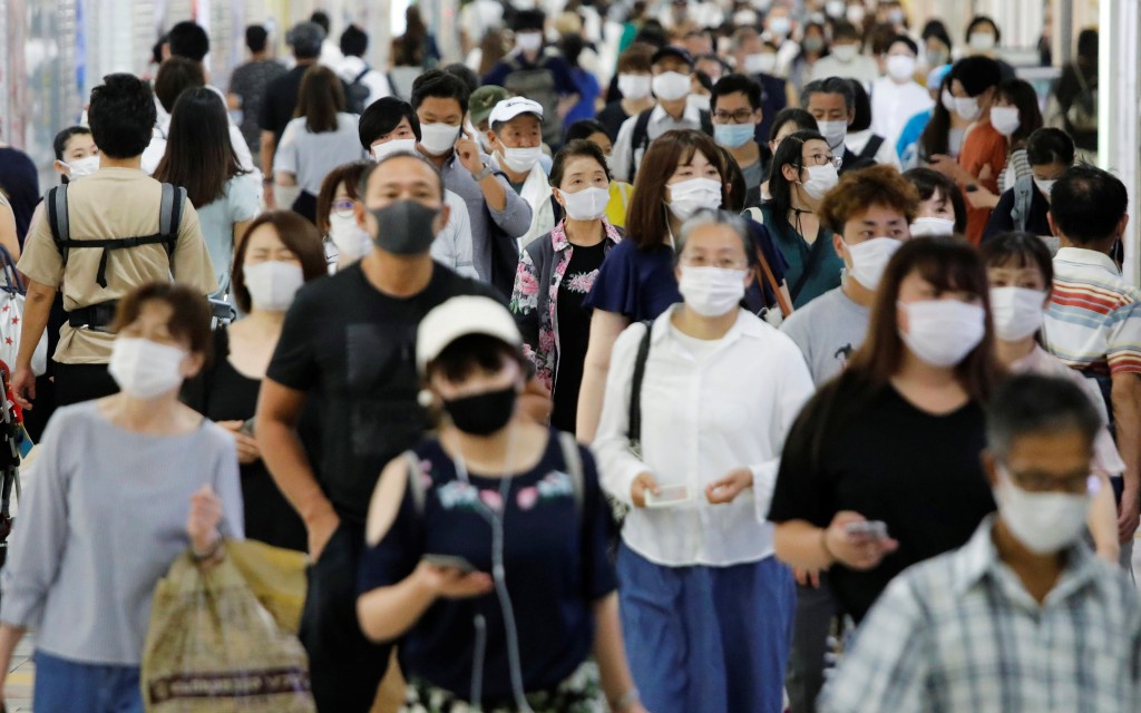 Hablar en voz baja, una medida para dispersar menos partículas Covid-19