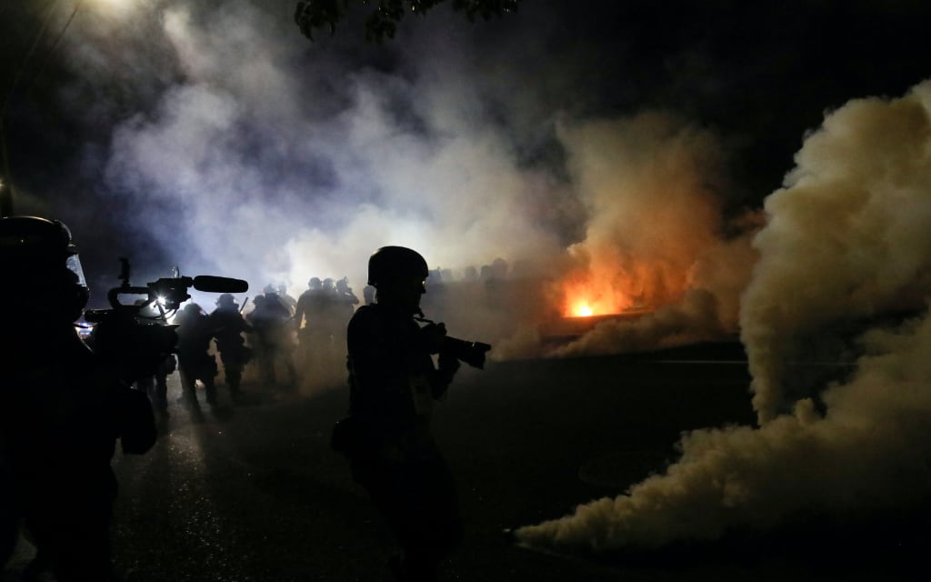 Alcalde de Portland prohíbe el uso de gases lacrimógenos durante las protestas