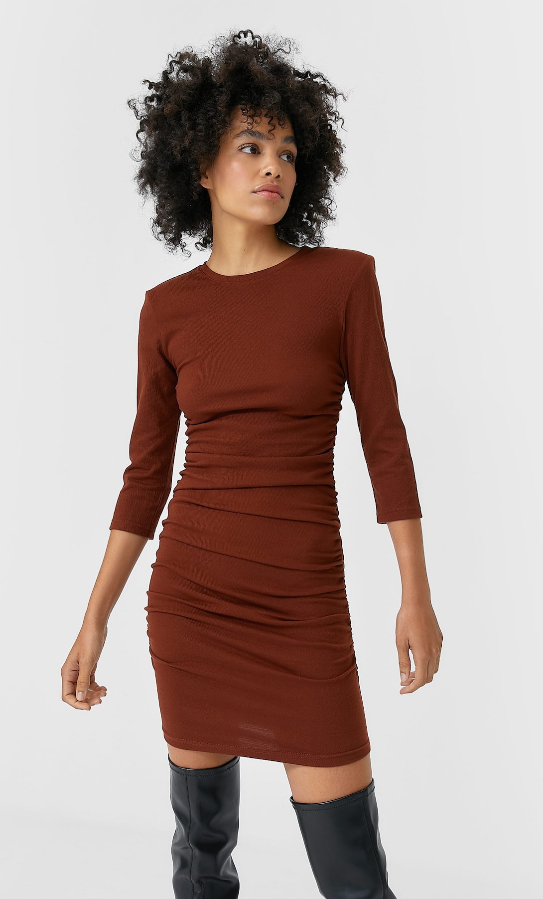 Stradivarius tiene el vestido de punto que hace tipazo a la venta por 17,99 euros