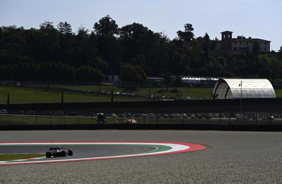 Bottas, en la curva de la Scarperia, en Mugello