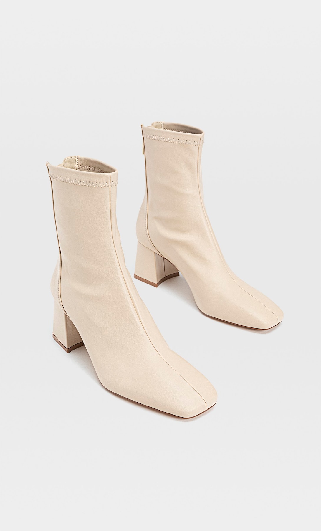 Stradivarius tiene los botines de tacón que parecen sacados de una pasarela