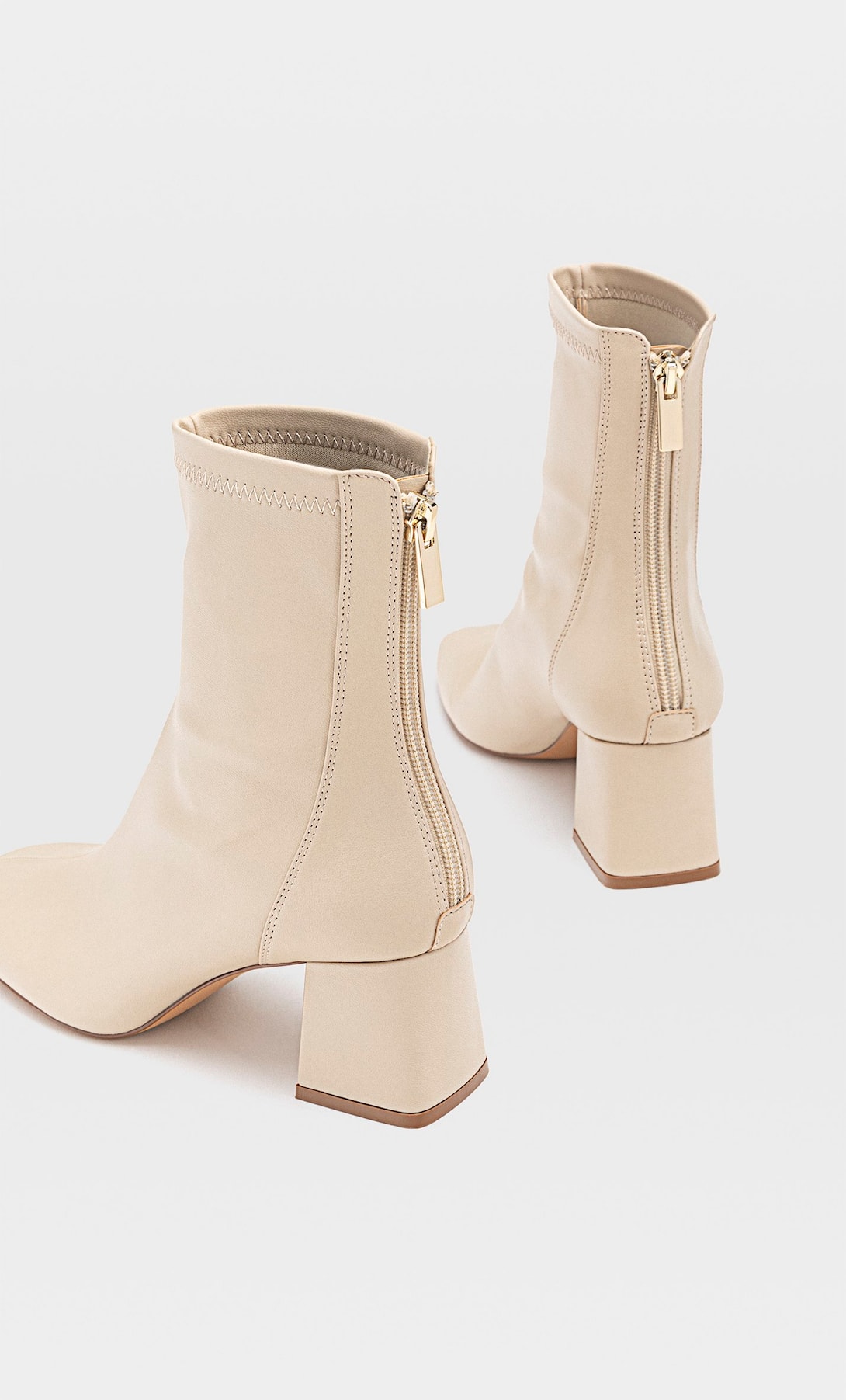 Stradivarius tiene los botines de tacón que parecen sacados de una pasarela