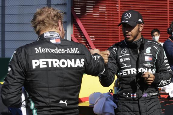 Bottas, felicitando a Hamilton