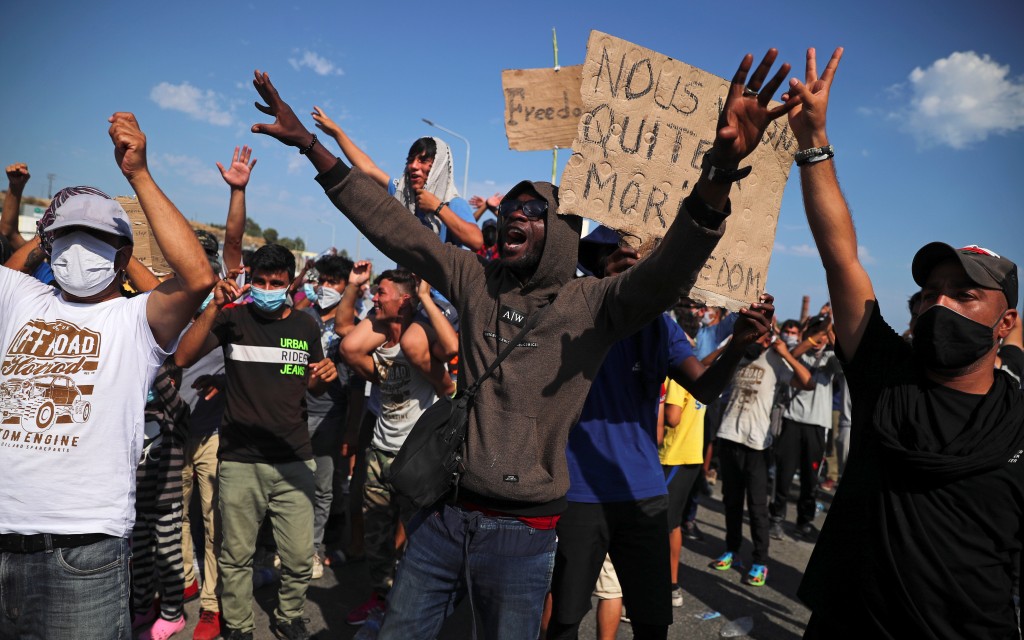 Policía responde con gas lacrimógeno a protestas de migrantes retenidos tras incendio de Moria