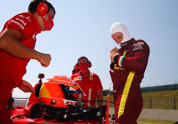 Mick Schumacher, ante el F2004 de su padre