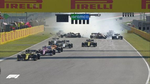 Accidente en la resalida tras el 'safety car' del GP de la Toscana de F1 2020