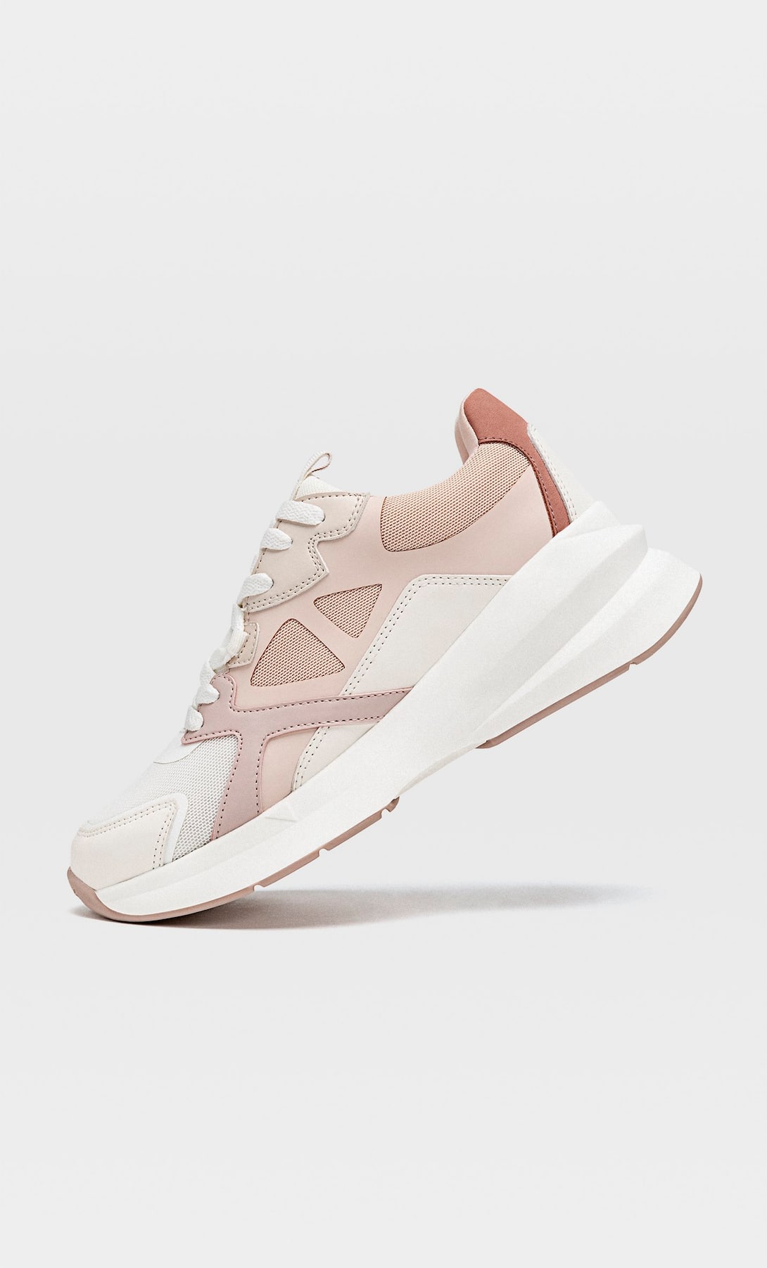 Stradivarius tiene estos 5 modelos de zapatillas de oferta por menos de 14 euros