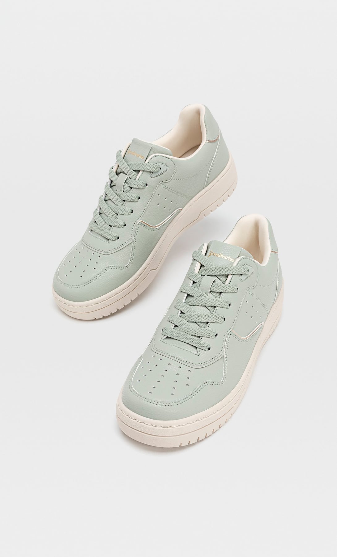 Stradivarius tiene estos 5 modelos de zapatillas de oferta por menos de 14 euros