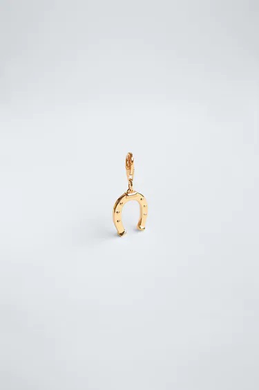 Zara: Bate récords de ventas con estos charms de la buena suerte coleccionables