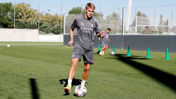 Martin Odegaard se entrena con el Real Madrid