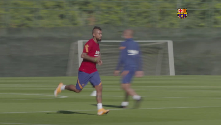 Arturo durante el primer entrenamiento de la temporada 2020-21 con el Barça