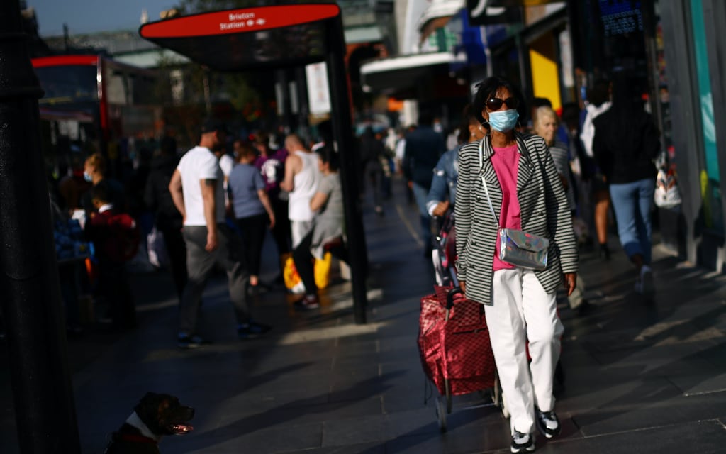 Inglaterra cerrará bares y restaurantes a las 22:00 por alza de contagios