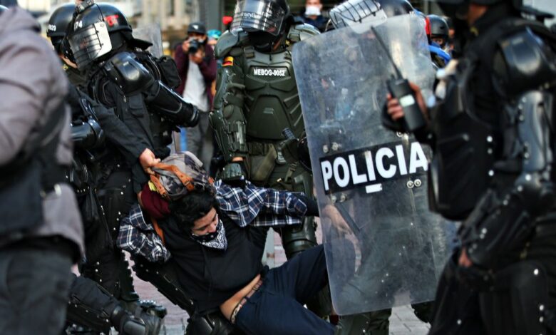 Trabajadores y estudiantes en Colombia protestan contra Gobierno y violencia policial
