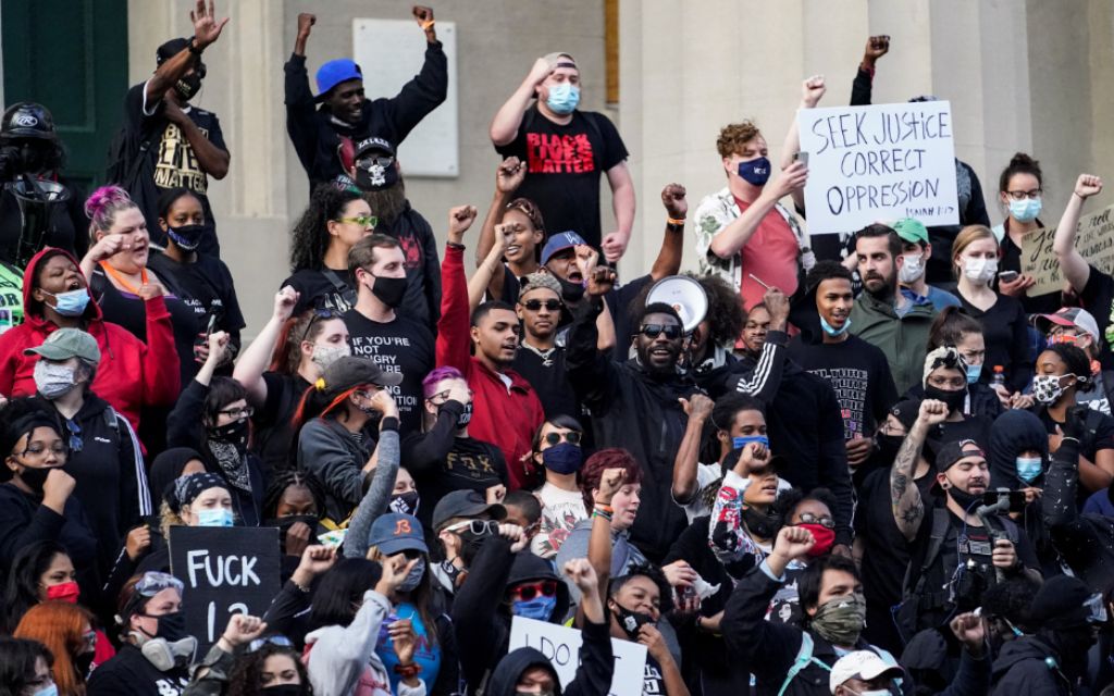 Continúan protestas en Louisville por decisión del jurado en caso Breonna Taylor