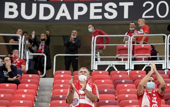 Seguidores del Bayern, en el Puskas Arena de Budapest