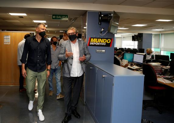 Recorriendo la redacción de Mundo Deportivo.