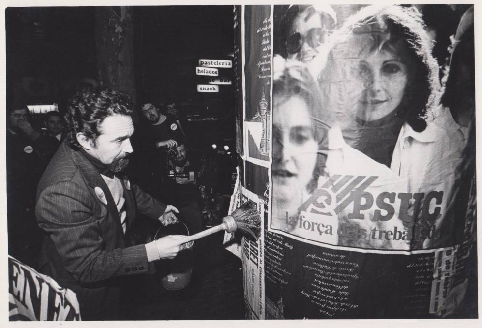 Antoni Gutiérrez enganxant cartells electorals en un inici de campanya.