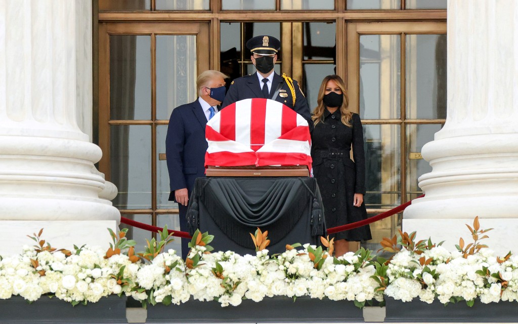 Acude Trump al Tribunal Supremo para mostrar respetos a Ginsburg… lo abuchean