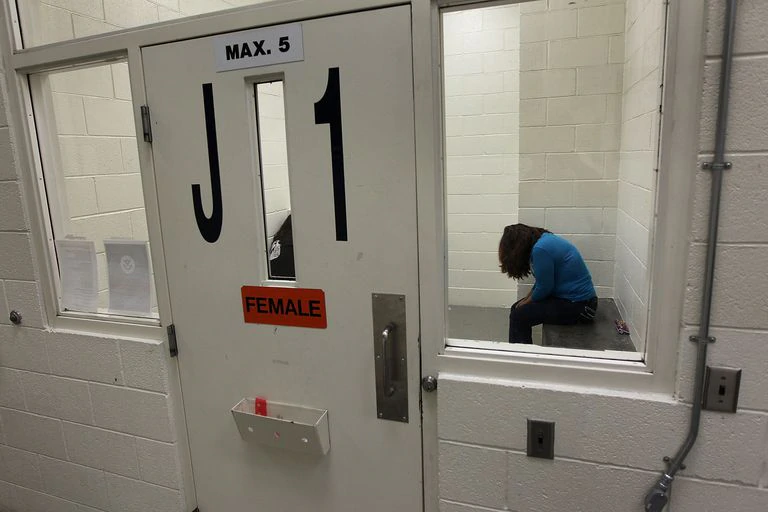 Una migrante mexicana en un centro de detención de EE UU.