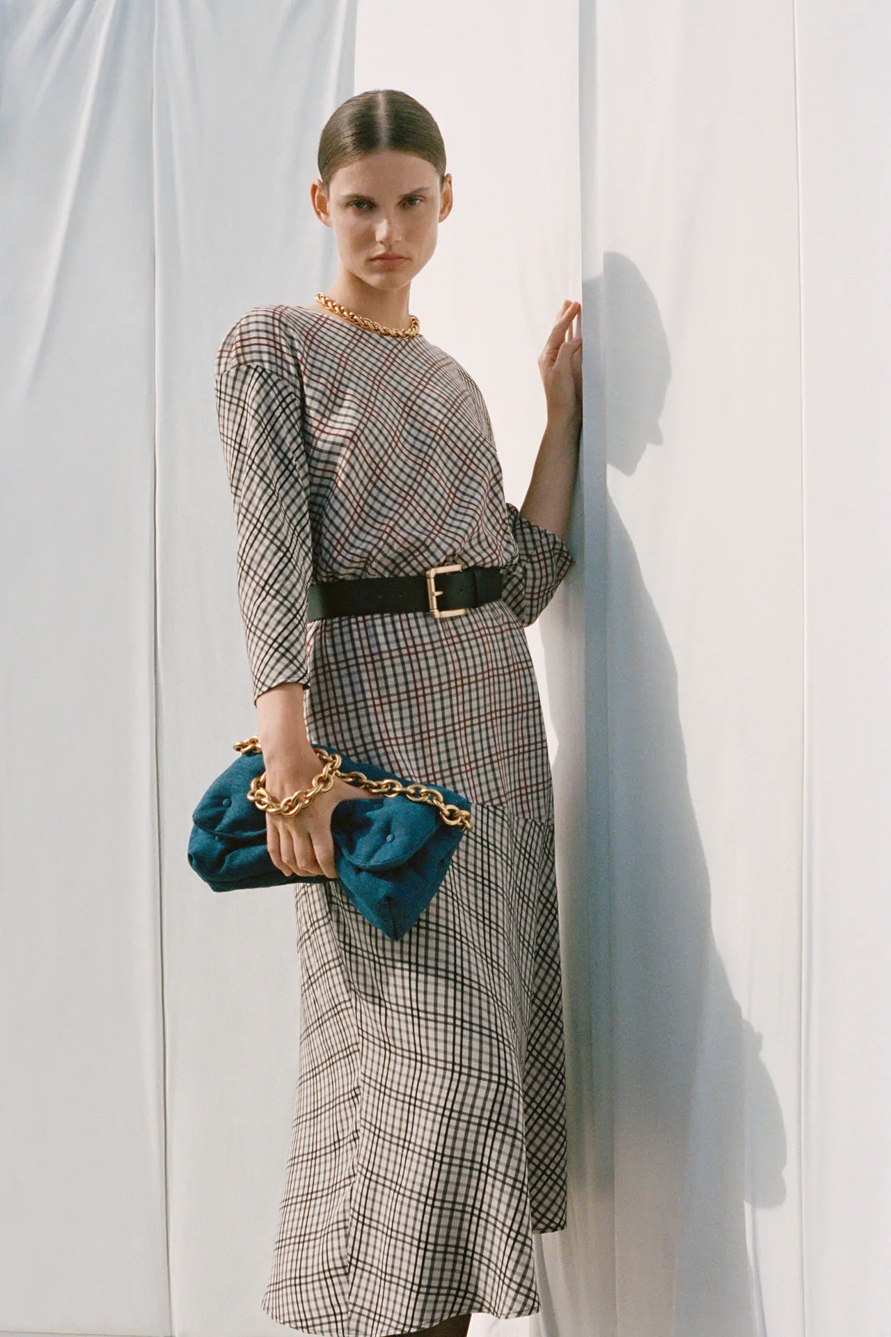 Amelia Bono lleva el vestido de cuadros de Zara asimétricos más arriesgado del otoño o te encanta o lo odias