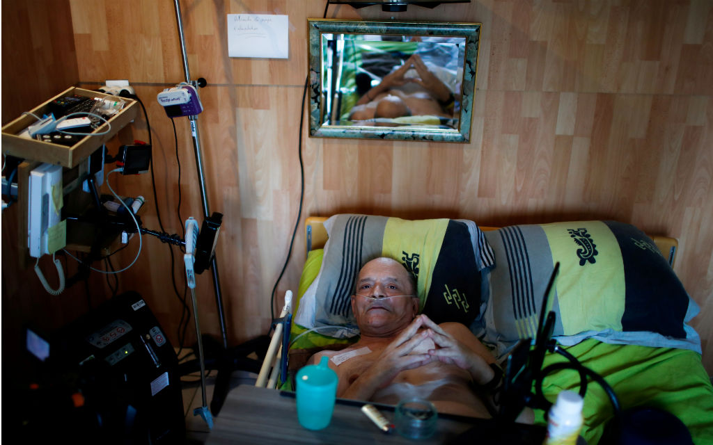 Bloquea Facebook video de Alain Cocq, el francés que se está dejando morir en directo