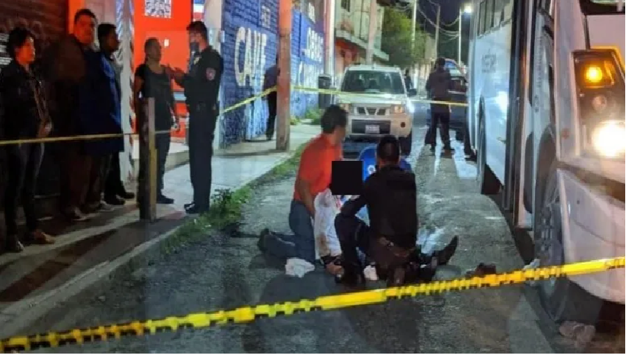 Caen y detienen a dos agresores; atacaron a balazos a chofer de Qrobus, en Menchaca II