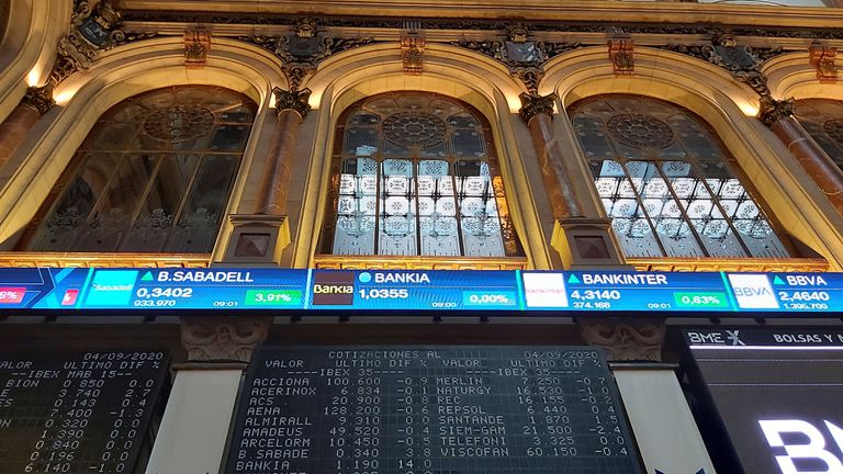 Paneles de cotización de algunos bancos en el parqué de Madrid.