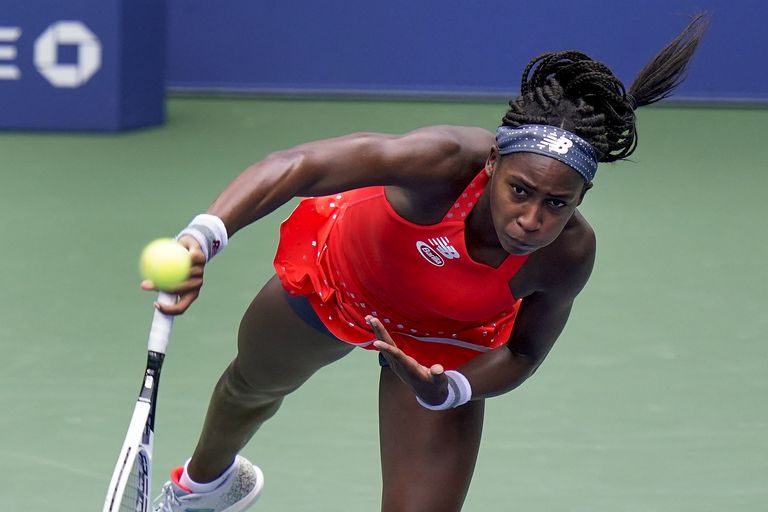 Gauff sirve durante el partido contra Sevastova en Nueva York.