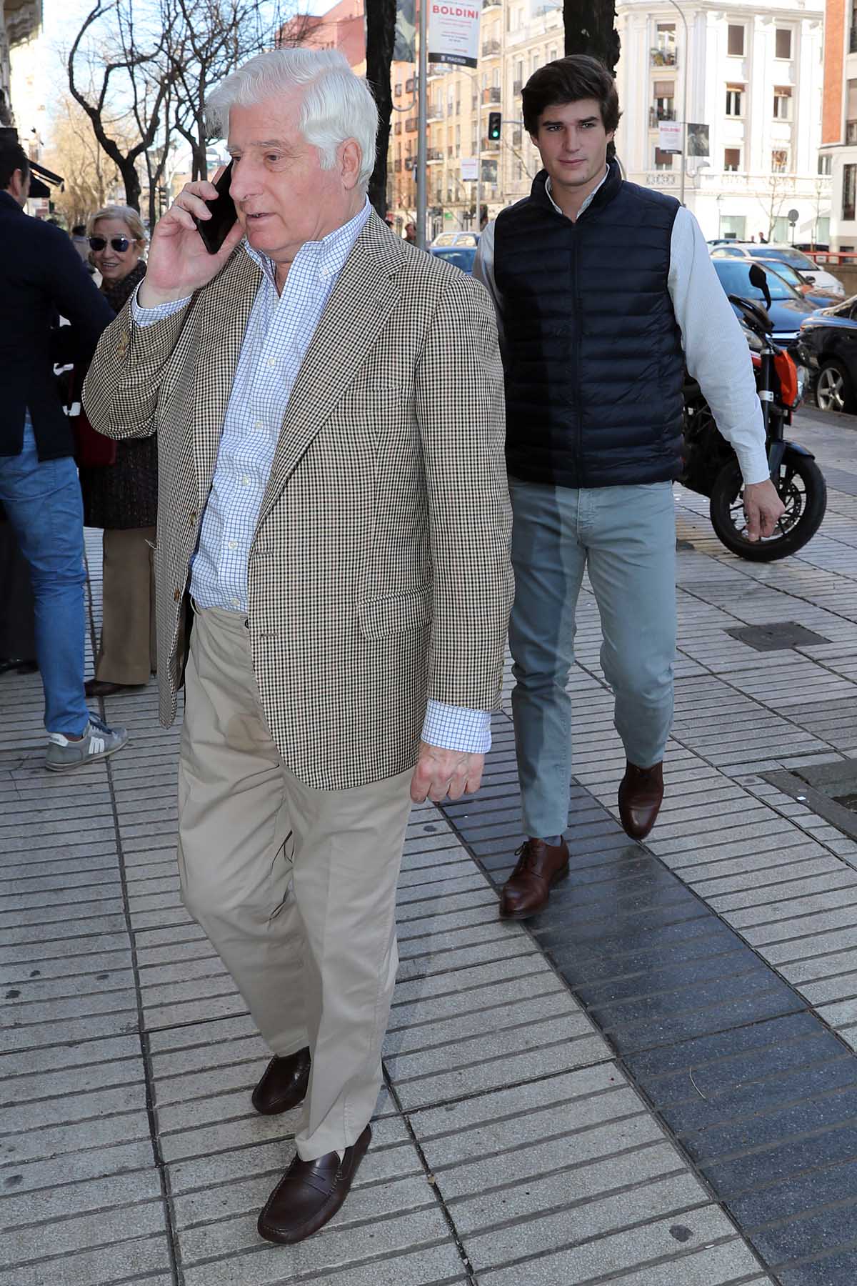 El duque de Alba junto a su hijo pequeño, Carlos Fitz James Stuart, en una imagen de archivo / GTRES